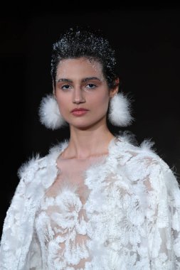 New York, Ny - 12 Nisan: Mira Zwillinger bahar 2019 gelin moda sırasında pist göstermek 12 Nisan 2018 New York'ta bir modeli yürür. 