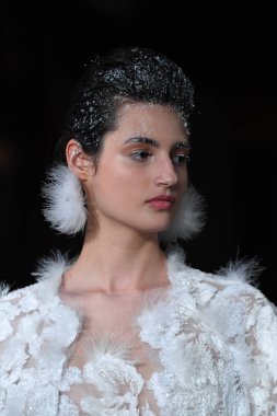 New York, Ny - 12 Nisan: Mira Zwillinger bahar 2019 gelin moda sırasında pist göstermek 12 Nisan 2018 New York'ta bir modeli yürür. 