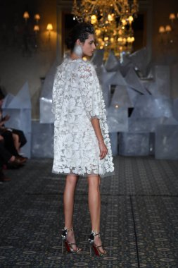 New York, Ny - 12 Nisan: Mira Zwillinger bahar 2019 gelin moda sırasında pist göstermek 12 Nisan 2018 New York'ta bir modeli yürür. 