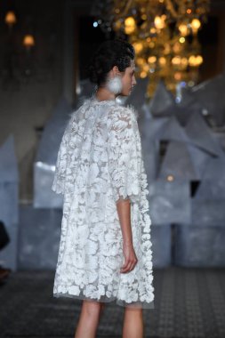 New York, Ny - 12 Nisan: Mira Zwillinger bahar 2019 gelin moda sırasında pist göstermek 12 Nisan 2018 New York'ta bir modeli yürür. 
