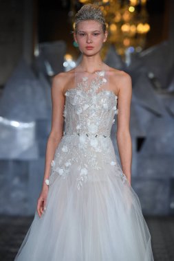 New York, Ny - 12 Nisan: Mira Zwillinger bahar 2019 gelin moda sırasında pist göstermek 12 Nisan 2018 New York'ta bir modeli yürür. 