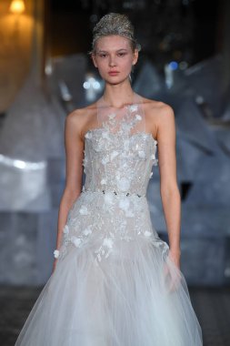 New York, Ny - 12 Nisan: Mira Zwillinger bahar 2019 gelin moda sırasında pist göstermek 12 Nisan 2018 New York'ta bir modeli yürür. 