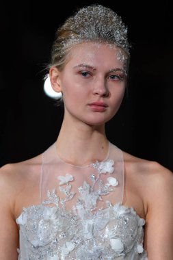 New York, Ny - 12 Nisan: Mira Zwillinger bahar 2019 gelin moda sırasında pist göstermek 12 Nisan 2018 New York'ta bir modeli yürür. 