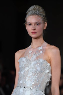 New York, Ny - 12 Nisan: Mira Zwillinger bahar 2019 gelin moda sırasında pist göstermek 12 Nisan 2018 New York'ta bir modeli yürür. 