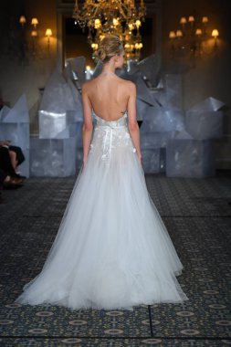 New York, Ny - 12 Nisan: Mira Zwillinger bahar 2019 gelin moda sırasında pist göstermek 12 Nisan 2018 New York'ta bir modeli yürür. 