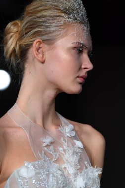 New York, Ny - 12 Nisan: Mira Zwillinger bahar 2019 gelin moda sırasında pist göstermek 12 Nisan 2018 New York'ta bir modeli yürür. 