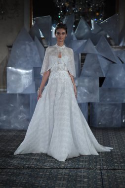 New York, Ny - 12 Nisan: Mira Zwillinger bahar 2019 gelin moda sırasında pist göstermek 12 Nisan 2018 New York'ta bir modeli yürür. 