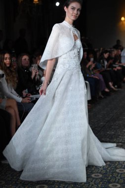 New York, Ny - 12 Nisan: Mira Zwillinger bahar 2019 gelin moda sırasında pist göstermek 12 Nisan 2018 New York'ta bir modeli yürür. 