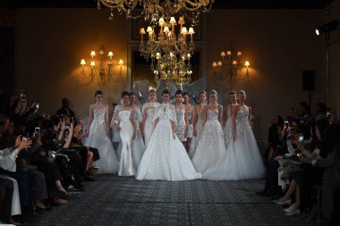 New York, Ny - 12 Nisan: New York City üzerinde 12 Nisan 2018 Mira Zwillinger bahar 2019 gelin moda gösterisi sırasında piste poz modelleri. 