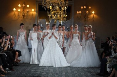New York, Ny - 12 Nisan: New York City üzerinde 12 Nisan 2018 Mira Zwillinger bahar 2019 gelin moda gösterisi sırasında piste poz modelleri. 