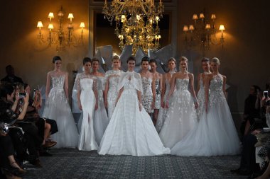 New York, Ny - 12 Nisan: New York City üzerinde 12 Nisan 2018 Mira Zwillinger bahar 2019 gelin moda gösterisi sırasında piste poz modelleri. 