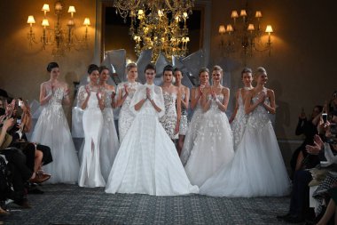 New York, Ny - 12 Nisan: New York City üzerinde 12 Nisan 2018 Mira Zwillinger bahar 2019 gelin moda gösterisi sırasında piste poz modelleri. 