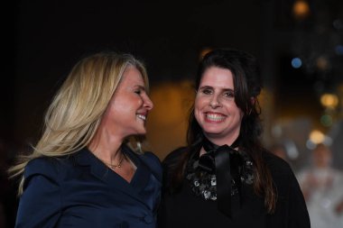 New York, Ny - 12 Nisan: Tasarımcı Mira Zwillinger ve pist Mira Zwillinger bahar 2019 gelin moda sırasında göstermek 12 Nisan 2018 New York'ta onun kızı Lihi yürür. 