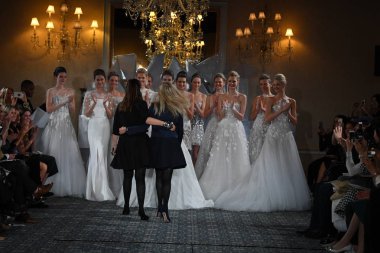 New York, Ny - 12 Nisan: Tasarımcı Mira Zwillinger ve pist Mira Zwillinger bahar 2019 gelin moda sırasında göstermek 12 Nisan 2018 New York'ta onun kızı Lihi yürür. 