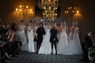 New York, Ny - 12 Nisan: Tasarımcı Mira Zwillinger ve pist Mira Zwillinger bahar 2019 gelin moda sırasında göstermek 12 Nisan 2018 New York'ta onun kızı Lihi yürür. 