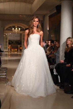 New York, Ny - 12 Nisan: Oleg Cassini bahar 2019 gelin moda sırasında pist göstermek 12 Nisan 2018 New York'ta bir model yürür. 