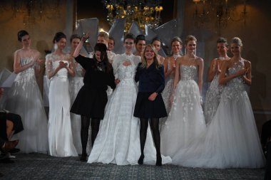 New York, Ny - 12 Nisan: Tasarımcı Mira Zwillinger ve pist Mira Zwillinger bahar 2019 gelin moda sırasında göstermek 12 Nisan 2018 New York'ta onun kızı Lihi yürür. 