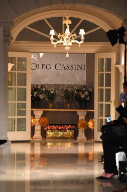 New York, Ny - 12 Nisan: New York'ta üzerinde 12 Nisan 2018 Oleg Cassini bahar 2019 gelin moda gösterisi pist arka plan. 