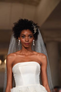New York, Ny - 12 Nisan: Oleg Cassini bahar 2019 gelin moda sırasında pist göstermek 12 Nisan 2018 New York'ta bir model yürür. 
