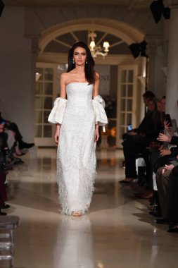New York, Ny - 12 Nisan: Oleg Cassini bahar 2019 gelin moda sırasında pist göstermek 12 Nisan 2018 New York'ta bir model yürür. 