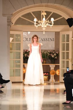 New York, Ny - 12 Nisan: Oleg Cassini bahar 2019 gelin moda sırasında pist göstermek 12 Nisan 2018 New York'ta bir model yürür. 
