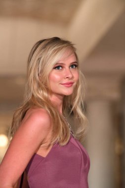 New York, Ny - 12 Nisan: Oleg Cassini bahar 2019 gelin moda sırasında pist göstermek 12 Nisan 2018 New York'ta bir model yürür. 