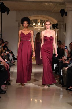 New York, Ny - 12 Nisan: Modelleri yürüyüş New York'ta üzerinde 12 Nisan 2018 Oleg Cassini bahar 2019 gelin moda gösterisi sırasında pist. 