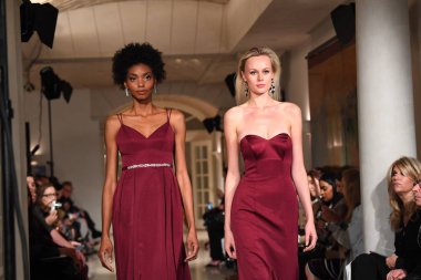 New York, Ny - 12 Nisan: Modelleri yürüyüş New York'ta üzerinde 12 Nisan 2018 Oleg Cassini bahar 2019 gelin moda gösterisi sırasında pist. 