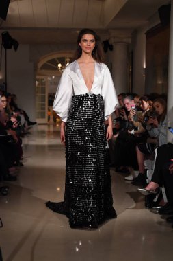New York, Ny - 12 Nisan: Oleg Cassini bahar 2019 gelin moda sırasında pist göstermek 12 Nisan 2018 New York'ta bir model yürür. 