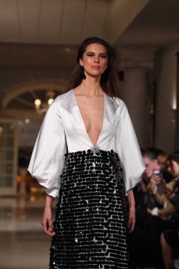 New York, Ny - 12 Nisan: Oleg Cassini bahar 2019 gelin moda sırasında pist göstermek 12 Nisan 2018 New York'ta bir model yürür. 