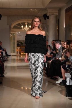 New York, Ny - 12 Nisan: Oleg Cassini bahar 2019 gelin moda sırasında pist göstermek 12 Nisan 2018 New York'ta bir model yürür. 