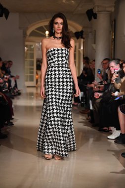 New York, Ny - 12 Nisan: Oleg Cassini bahar 2019 gelin moda sırasında pist göstermek 12 Nisan 2018 New York'ta bir model yürür. 