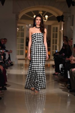 New York, Ny - 12 Nisan: Oleg Cassini bahar 2019 gelin moda sırasında pist göstermek 12 Nisan 2018 New York'ta bir model yürür. 