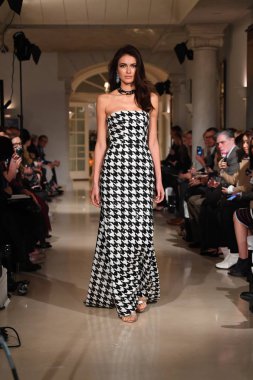 New York, Ny - 12 Nisan: Oleg Cassini bahar 2019 gelin moda sırasında pist göstermek 12 Nisan 2018 New York'ta bir model yürür. 