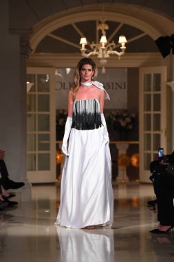 New York, Ny - 12 Nisan: Oleg Cassini bahar 2019 gelin moda sırasında pist göstermek 12 Nisan 2018 New York'ta bir model yürür. 