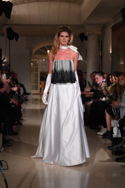 New York, Ny - 12 Nisan: Oleg Cassini bahar 2019 gelin moda sırasında pist göstermek 12 Nisan 2018 New York'ta bir model yürür. 