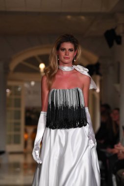 New York, Ny - 12 Nisan: Oleg Cassini bahar 2019 gelin moda sırasında pist göstermek 12 Nisan 2018 New York'ta bir model yürür. 