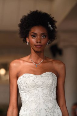 New York, Ny - 12 Nisan: Oleg Cassini bahar 2019 gelin moda sırasında pist göstermek 12 Nisan 2018 New York'ta bir model yürür. 