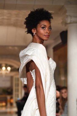 New York, Ny - 12 Nisan: Oleg Cassini bahar 2019 gelin moda sırasında pist göstermek 12 Nisan 2018 New York'ta bir model yürür. 