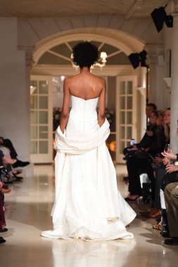 New York, Ny - 12 Nisan: Oleg Cassini bahar 2019 gelin moda sırasında pist göstermek 12 Nisan 2018 New York'ta bir model yürür. 