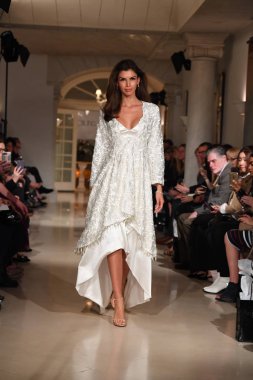 New York, Ny - 12 Nisan: Oleg Cassini bahar 2019 gelin moda sırasında pist göstermek 12 Nisan 2018 New York'ta bir model yürür. 