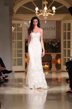 New York, Ny - 12 Nisan: Oleg Cassini bahar 2019 gelin moda sırasında pist göstermek 12 Nisan 2018 New York'ta bir model yürür. 