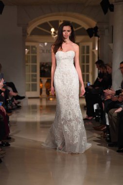 New York, Ny - 12 Nisan: Oleg Cassini bahar 2019 gelin moda sırasında pist göstermek 12 Nisan 2018 New York'ta bir model yürür. 