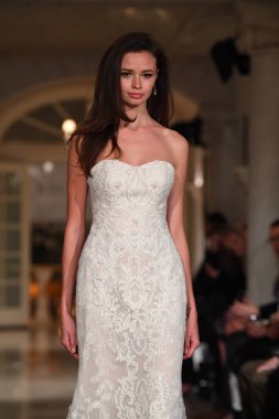 New York, Ny - 12 Nisan: Oleg Cassini bahar 2019 gelin moda sırasında pist göstermek 12 Nisan 2018 New York'ta bir model yürür. 