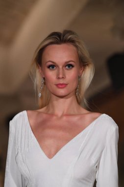 New York, Ny - 12 Nisan: Oleg Cassini bahar 2019 gelin moda sırasında pist göstermek 12 Nisan 2018 New York'ta bir model yürür. 