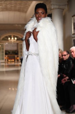 New York, Ny - 12 Nisan: Oleg Cassini bahar 2019 gelin moda sırasında pist göstermek 12 Nisan 2018 New York'ta bir model yürür. 