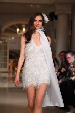 New York, Ny - 12 Nisan: Oleg Cassini bahar 2019 gelin moda sırasında pist göstermek 12 Nisan 2018 New York'ta bir model yürür. 