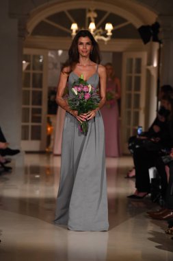 New York, Ny - 12 Nisan: Oleg Cassini bahar 2019 gelin moda sırasında pist göstermek 12 Nisan 2018 New York'ta bir model yürür. 