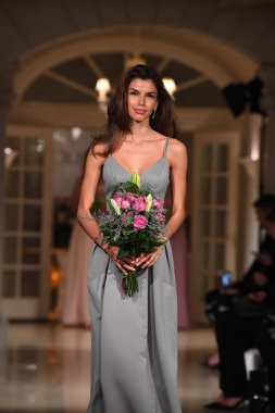 New York, Ny - 12 Nisan: Oleg Cassini bahar 2019 gelin moda sırasında pist göstermek 12 Nisan 2018 New York'ta bir model yürür. 