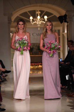 New York, Ny - 12 Nisan: Modelleri yürüyüş New York'ta üzerinde 12 Nisan 2018 Oleg Cassini bahar 2019 gelin moda gösterisi sırasında pist. 